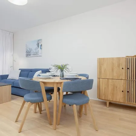 Air Conditioned With Parking And Desk For Remote Work In By Renters Lejlighed