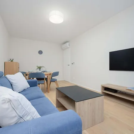 Air Conditioned With Parking And Desk For Remote Work In By Renters Warsaw