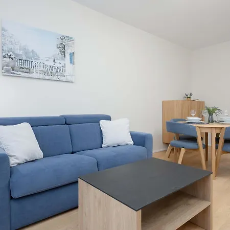 Air Conditioned With Parking And Desk For Remote Work In By Renters Lägenhet *