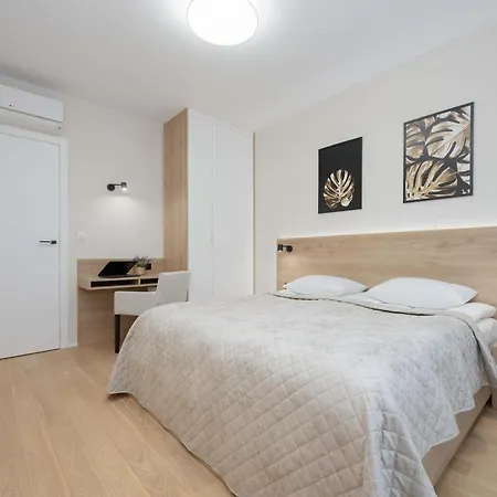 Air Conditioned With Parking And Desk For Remote Work In By Renters Warszawa
